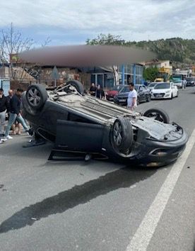 Sürücüsünün direksiyon hakimiyetini kaybettiği otomobil takla attı